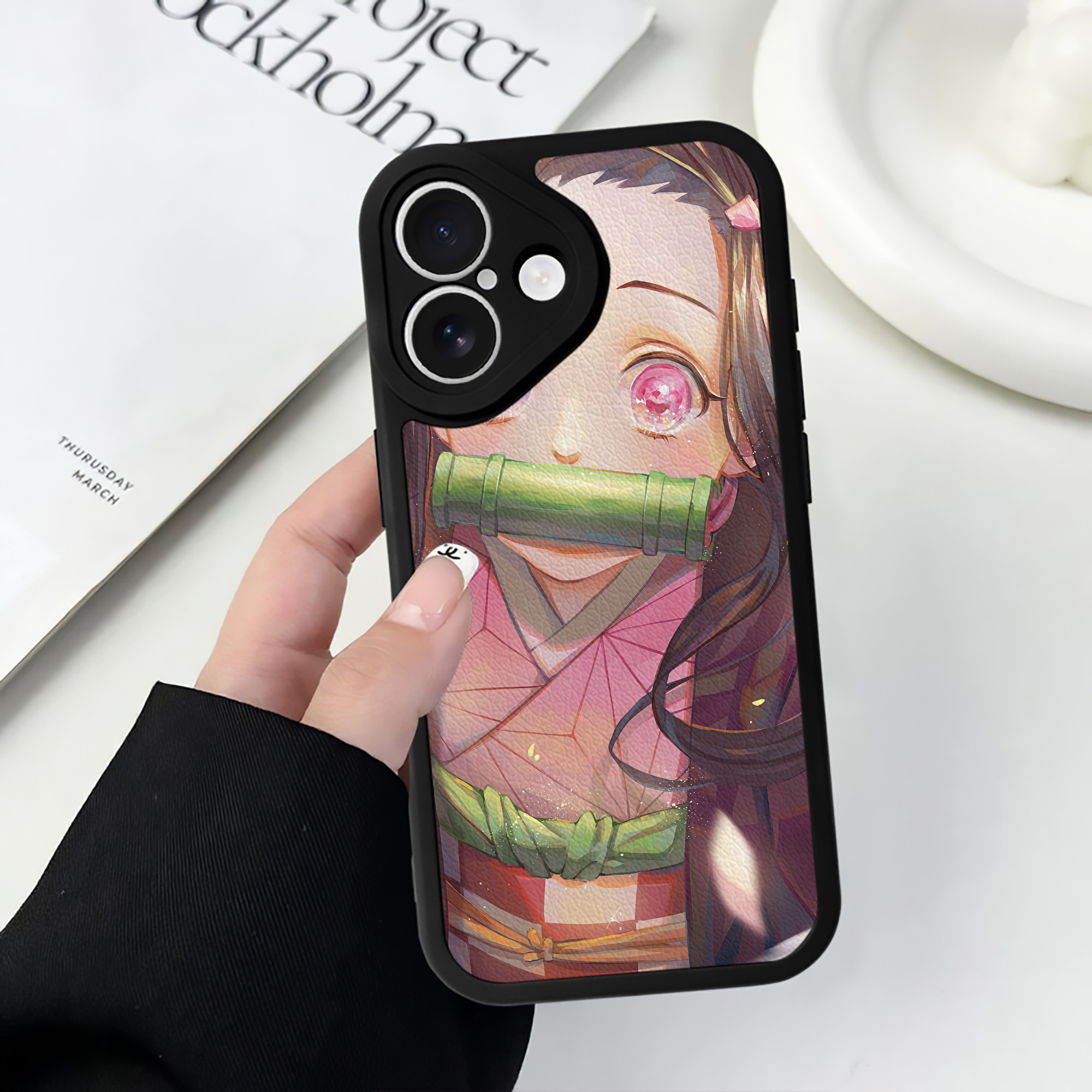 （画像用） 鬼滅の刃（きめつのやいば）竈門 禰󠄀豆子／かまど ねずこ Kamado Nezuko 【iPhone 16シリーズ対応】シリコンスマホケース（レザー調） 材質：シリコン